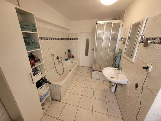 großes Bad mit Dusche, Wanne und Fenster