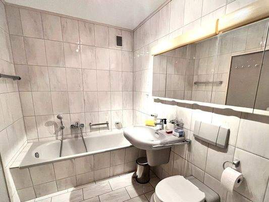 Badezimmer mit Wanne ...