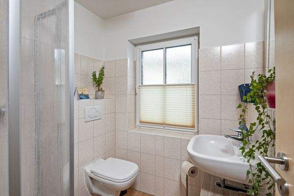 Das Bad mit Dusche und Fenster