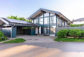 Straßenansicht mit Carport
