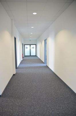 Gang der zu den einzelnen Büros führt