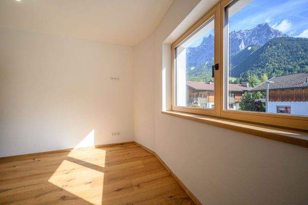 Schlafzimmer mit Blick auf die Zugspitze
