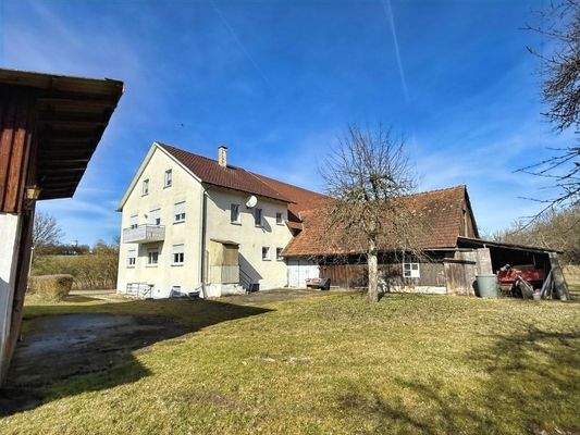 Wohnhaus mit Nebengebäude