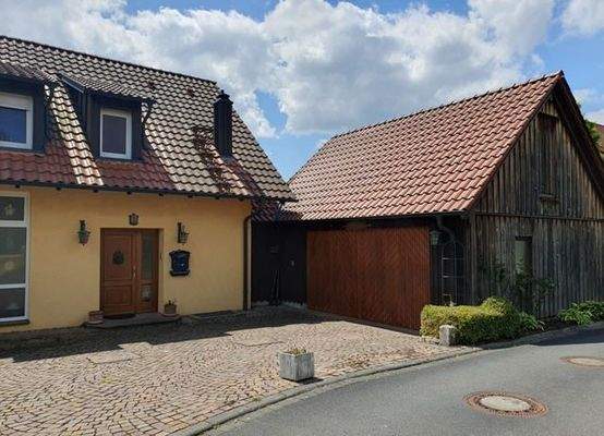 Außenansicht mit Doppelgarage