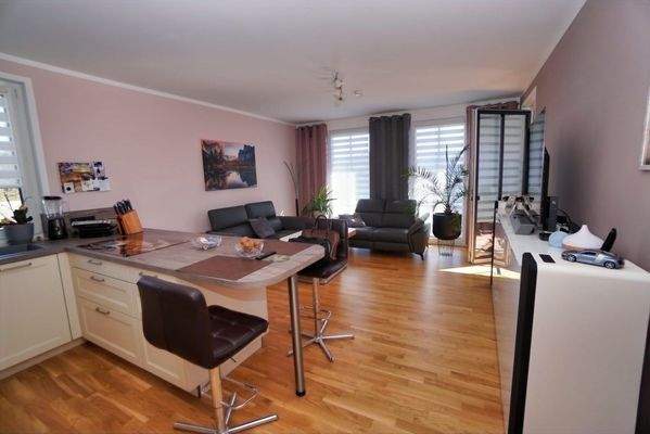 Wohnzimmer mit offener Küche