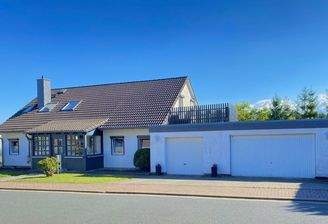 Hausansicht mit Doppelgarage 