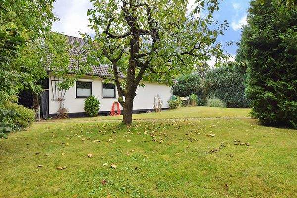 Ruhig in rückwärtiger Lage leben Sie hier zentral und grün