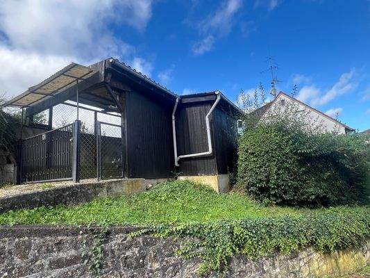 Carport und untere Einfahrt