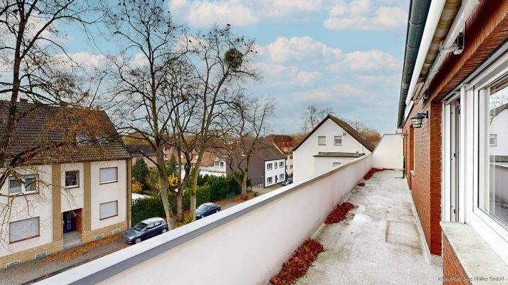 Großer Balkon mit Markise