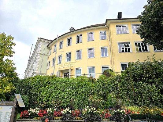 Mittlere und Höhere Bundesfachschule in Nähe der Geschäftsräumlichkeit