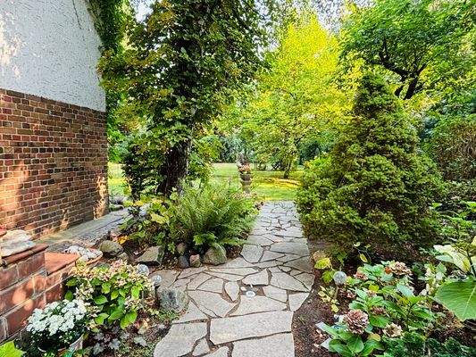 Weg in den hinteren Garten