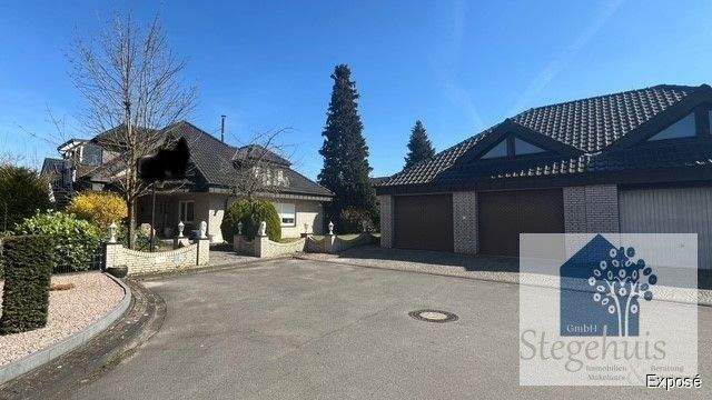 Hausansicht mit Doppel Garage