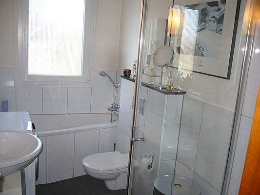 Bad m. Wanne + Dusche