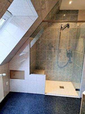 Dusche mit integrierter Sitzbankheizung Elternbad