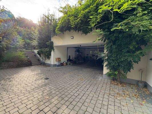 Hofeinfahrt und Garage