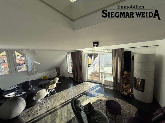 Wohnzimmer mit Balkon