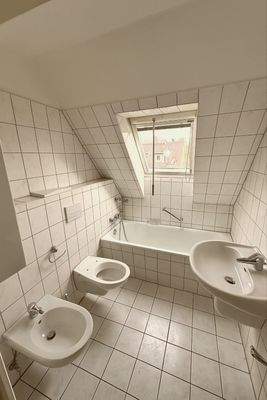 Helles Badezimmer mit Dachfenster