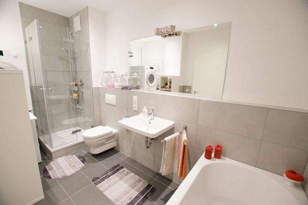 4 Bad mit Wanne und Dusche