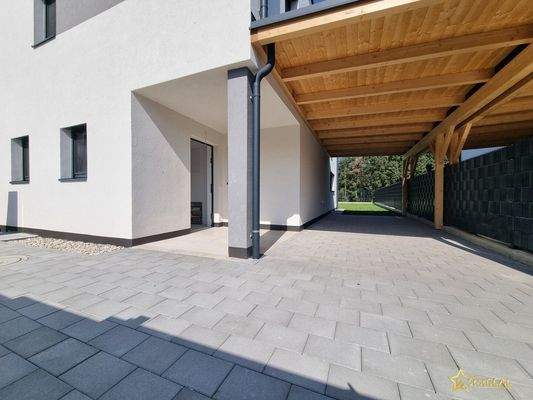 Eingangsbereich mit Carport