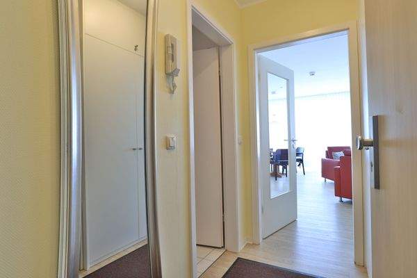 Eingangsbereich/ Blick ins Wohnzimmer