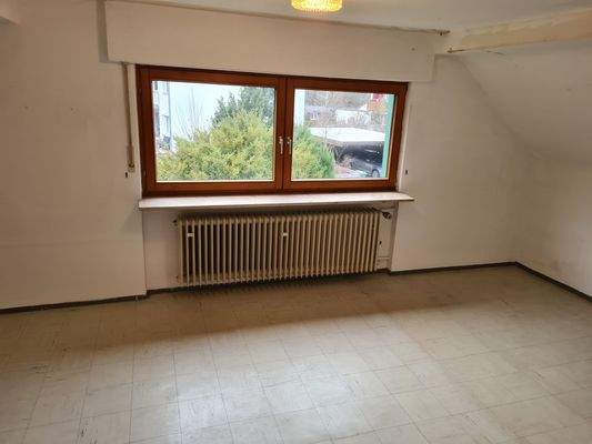 Helles Zimmer mit Fenster