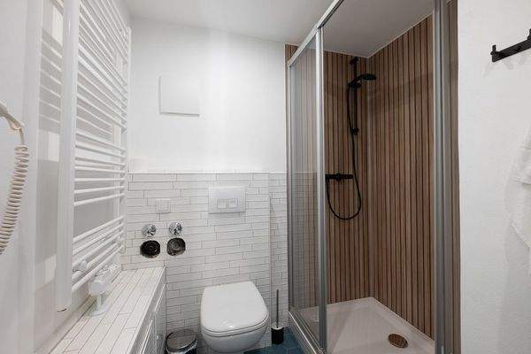 Modernes Bad mit Dusche