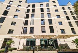 Hofansicht mit Terrasse auf Wohngebäude