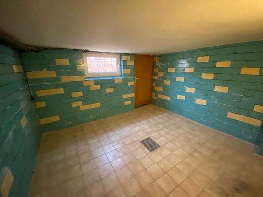 Keller mit Ausgangstür zum Hof.jpeg