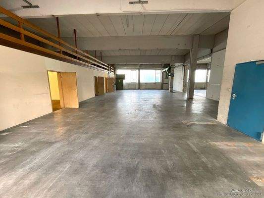 Halle 3, seitlich Büros