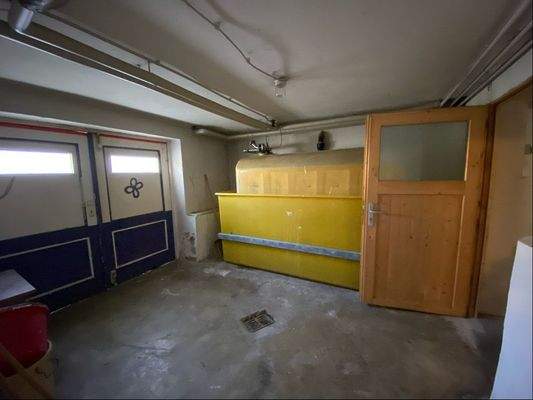 Untergeschoss mit großem Tor zur Hoffläche