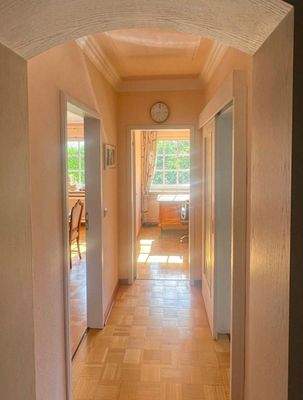 8 Sonnendurchfluteter Flur im EG.jpg
