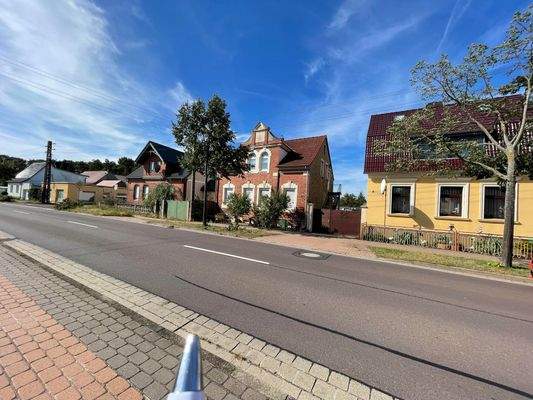 Ansicht mit Nachbarbebauung