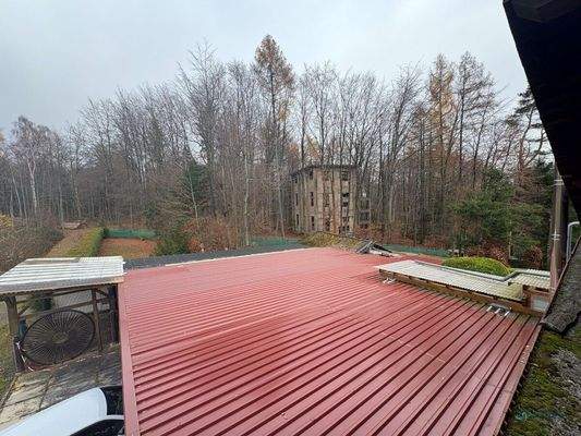 neues Trapezblech über Garagen und Eingang