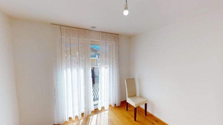 DE | Neuwertige 4-Zimmer-Maisonette in Rabland! 165 m² Garten, 2 Terrassen, Balkon, vollmöbliert, 3 Parkplätze – jetzt besichtigen! IT | Duplex 4 locali come nuovo a Rablà! Giardino 165 m², 2 terrazze, balcone, arredato, 3 posti auto – visita ora! EN | Li