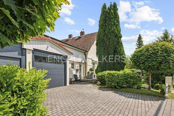 Vorderseite mit Doppelcarport