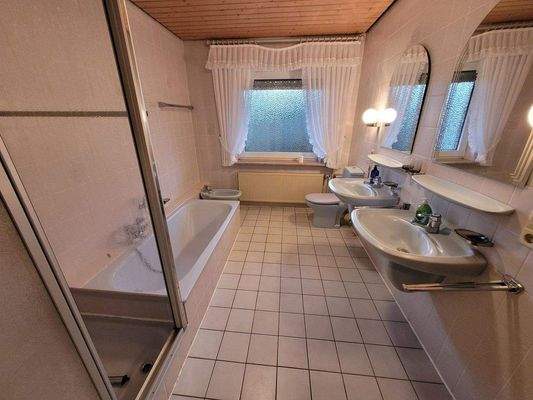 EG Badezimmer mit Fenster