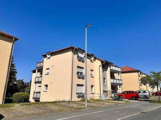 Ansicht Straßenseite mit Stellplätzen.jpg