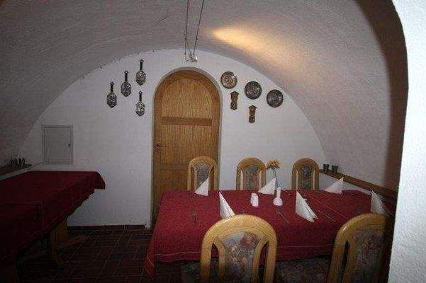 Weinkeller mit ca. 25 Sitzplätzen 