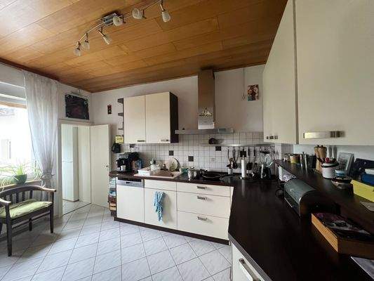 Küche mit Einbauküche im EG