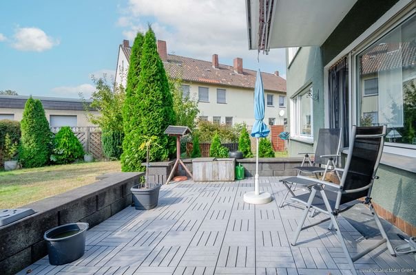 Erdgeschoss - Terrasse mit Markise und Gartenfläch