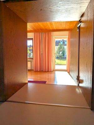 Durchreiche ins Wohnzimmer