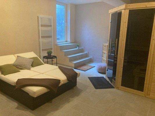 Wellnessbereich mit Zugang in den Garten