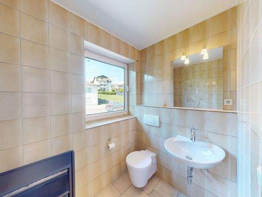 Großes Gäste-WC im Erdgeschoss.