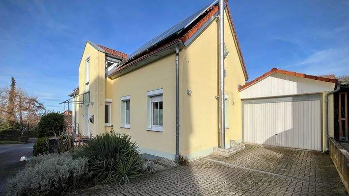 Garage mit gepflasterter Zufahrt und Platz zum Parken