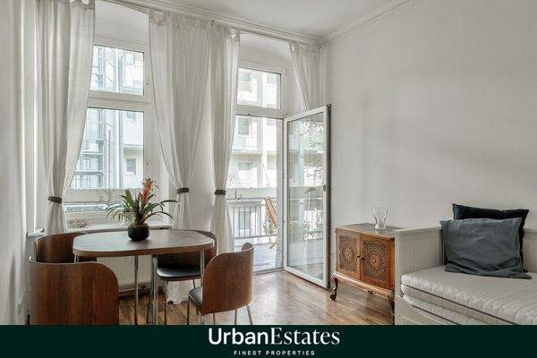 Wohnbereich mit Zugang zum Balkon