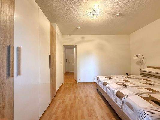 Schlafzimmer mit Kleiderschrank