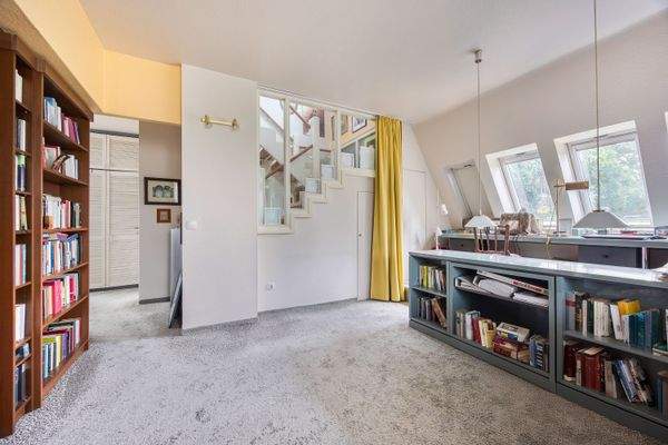 Großzügiges Schlafzimmer mit Ankleide