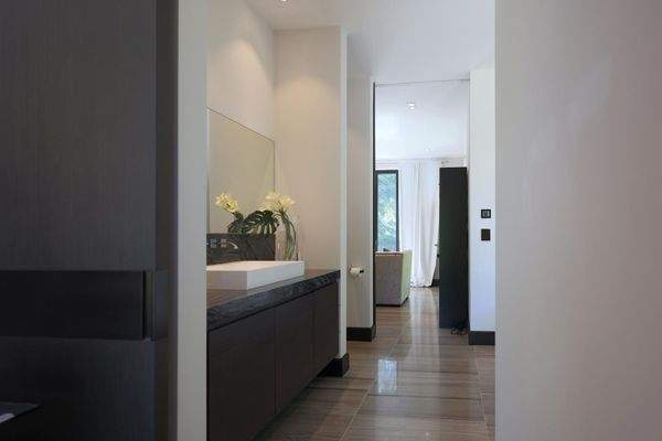 Badezimmer mit Zugang Lesezimmer und Arbeitszimmer