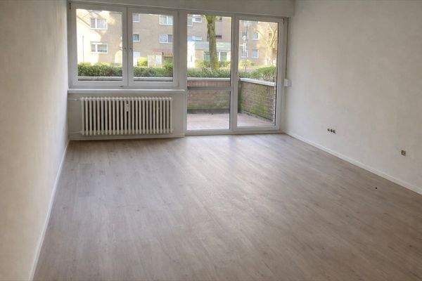 Wohn-und schlafzimmer, weiß gestrichen mit Vinylboden und Zugang zum Balkonjpg