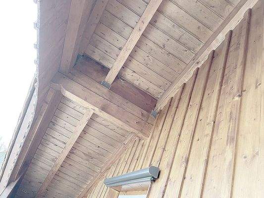 Sehr guter Zustand des Holzes außen am Haus